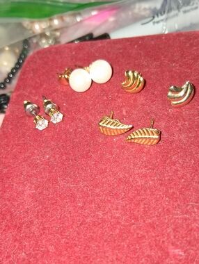 Source Unknown Gold Leaf and Pearl Stud Earring Set - Gold & White